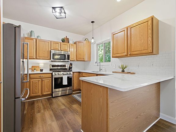 4th image of 504 Oakwood Dr