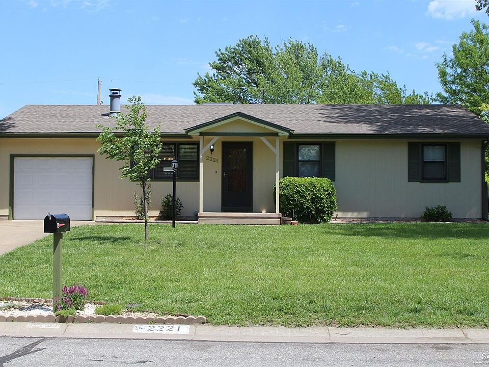 1st image of 2221 Linden Dr