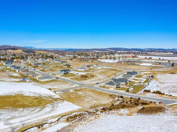 1 Autumn Bluff Dr, Weyers Cave, VA 24486