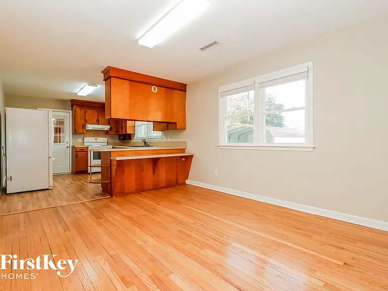 1448 Manor Blvd — Photo 4