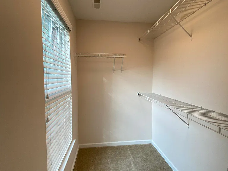 Walking closet - bedroom 1