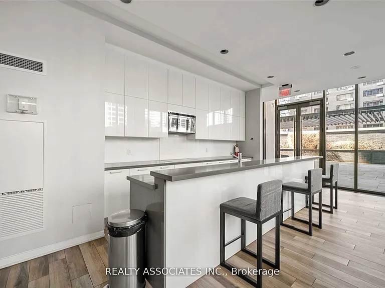 33 Charles St E #2210 — Photo 10