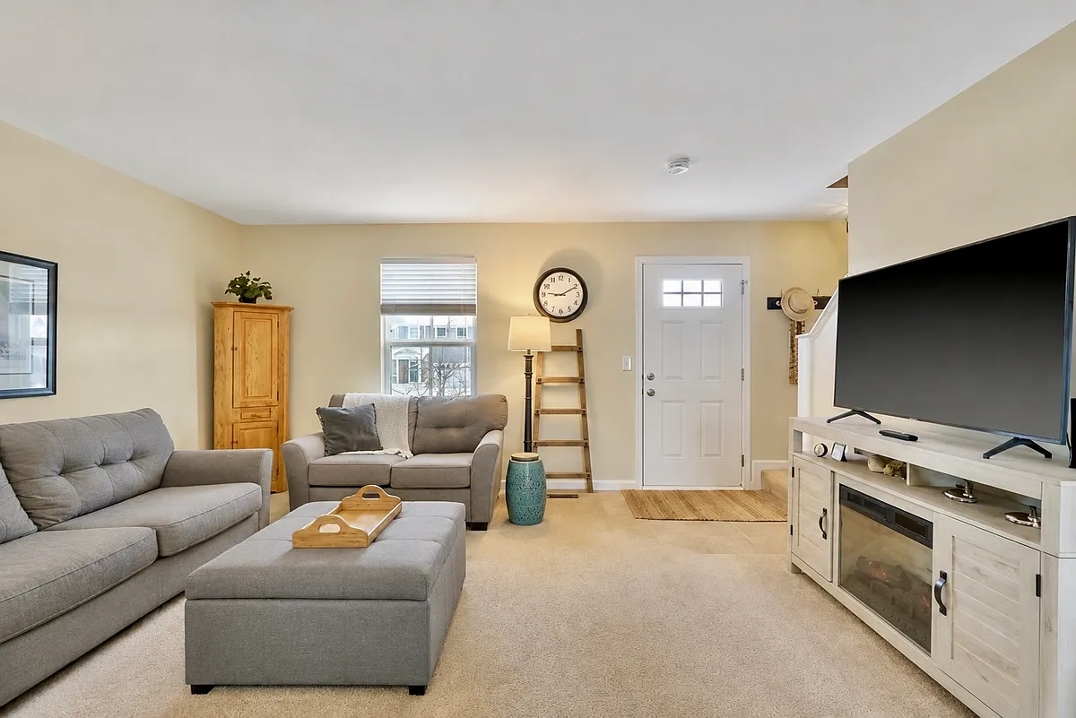 Building Photo - 8625 Alizarin Ave