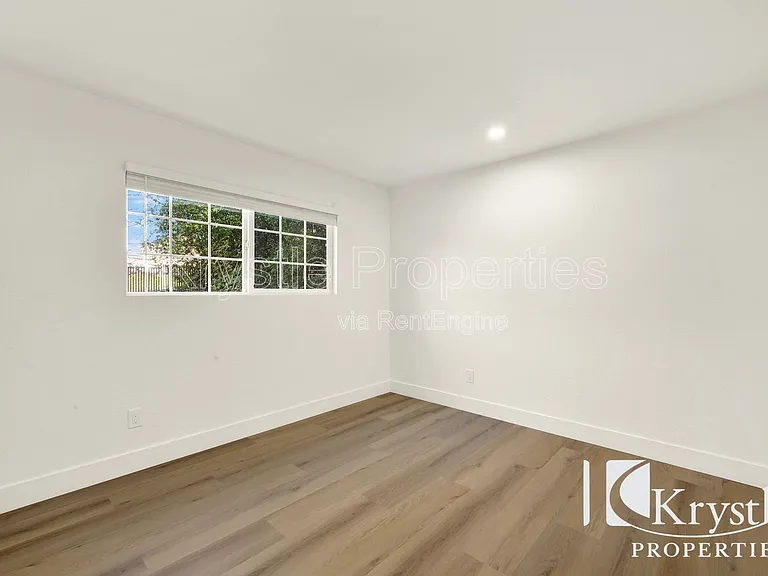 451 E L St — Photo 8