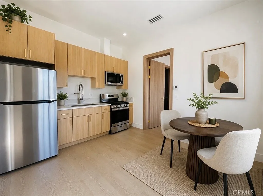 1 bed, 450 sqft, $2,299 — Photo 2