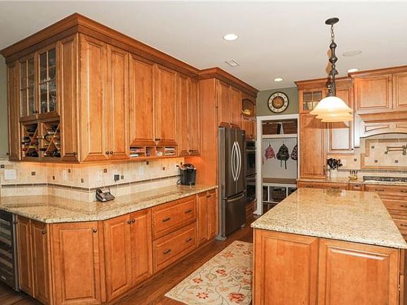 5th image of 544 Red Coat Ln