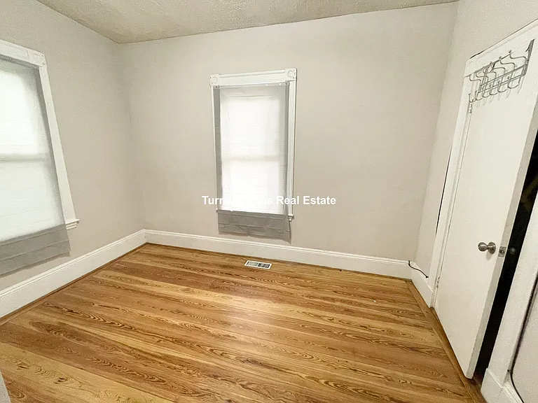 10 Wave Ave — Photo 7