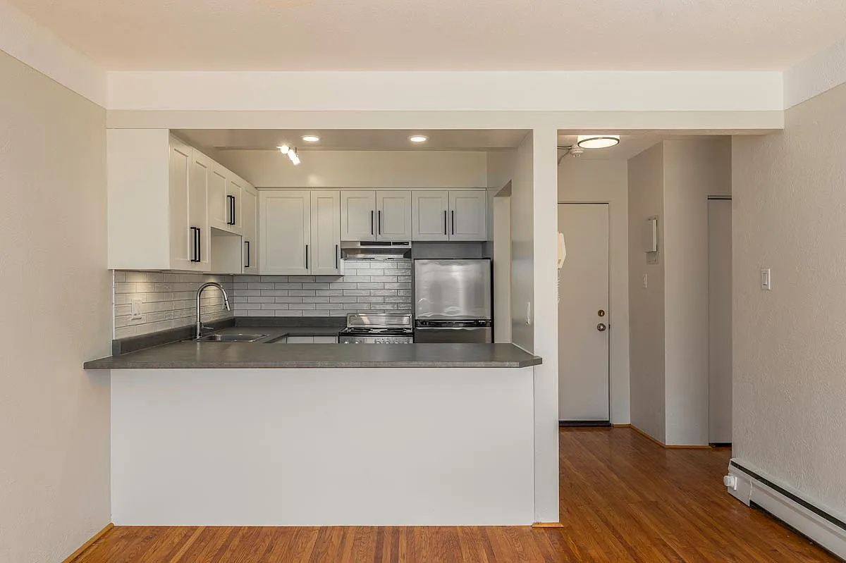Viscount Manor Apartments — Photo 2