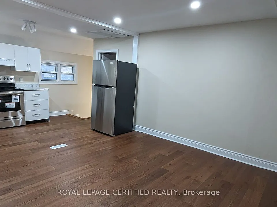 1468 Dundas Cres