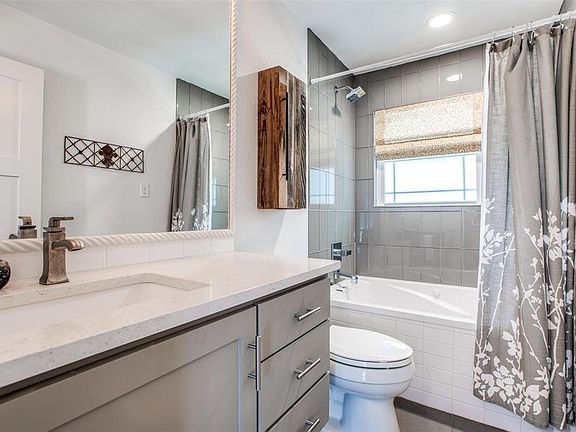 1RST BATHROOM JUST OFF 1RST BEDROOM