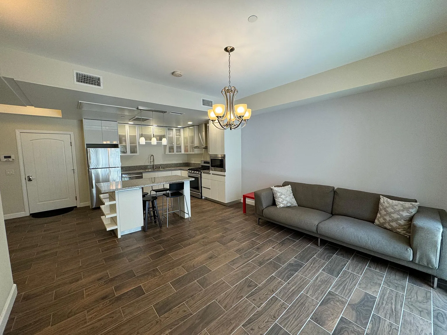 1 bed, 670 sqft, $2,500 — Photo 2