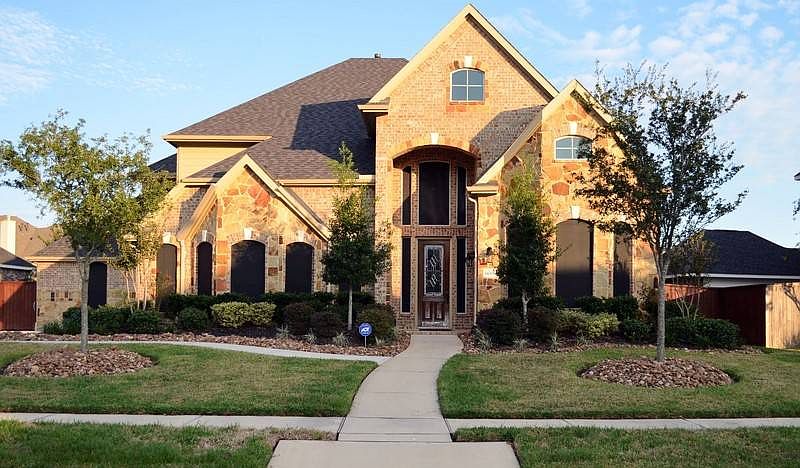 Front of the house
						:
						A view from the street