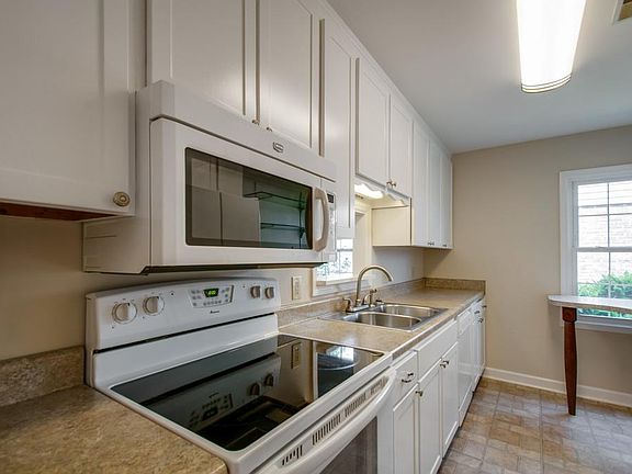 5th image of 403 Siena Dr