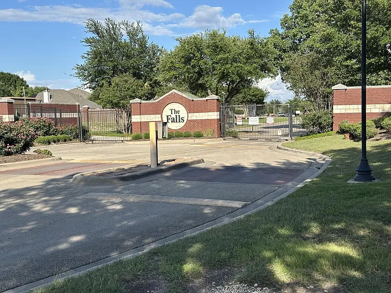 2802 Scottsdale Dr — Photo 2