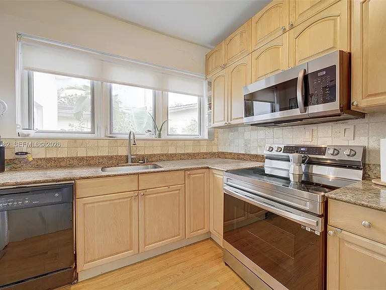 1212 Medina Ave — Photo 13