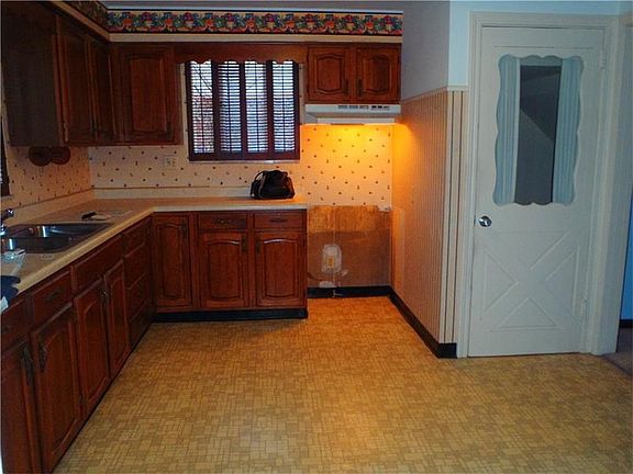EAT IN KITCHEN