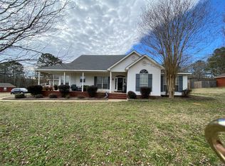 566 Richfield Rd, Deatsville, AL 36022