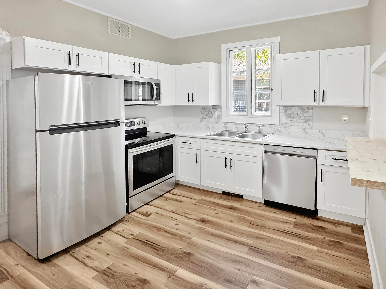 3 bed, 2.0 bath, 1872 sqft, $1,375 — Photo 4