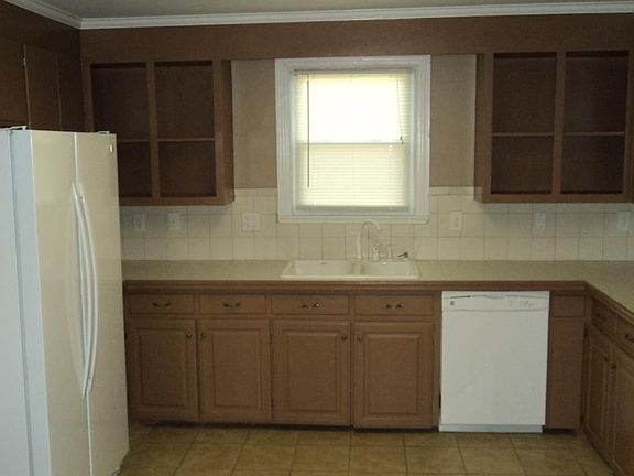 Spacious Kitchen (14x13)