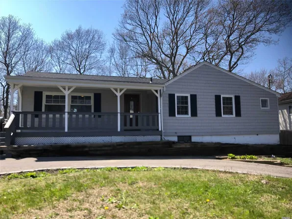 16 Crestwood Ave, Selden, NY 11784
