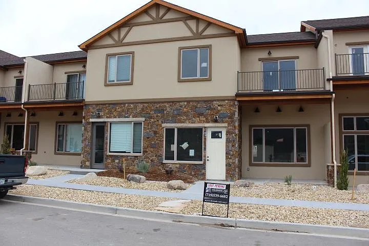 2 bed, 808 sqft, $1,600 — Photo 1