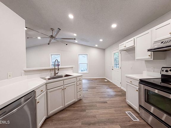 2nd image of 810 Hilltop Cir