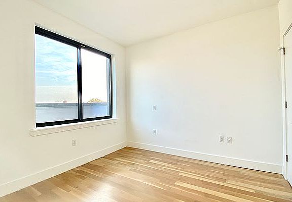 5th image of 810 Lexington Ave #2A