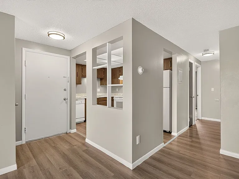 East Towne Apartments — Photo 18