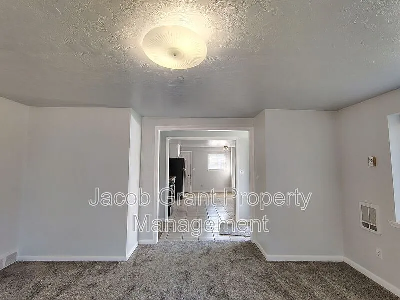 2 bed, 1.0 bath, 1000 sqft, $800 — Photo 3
