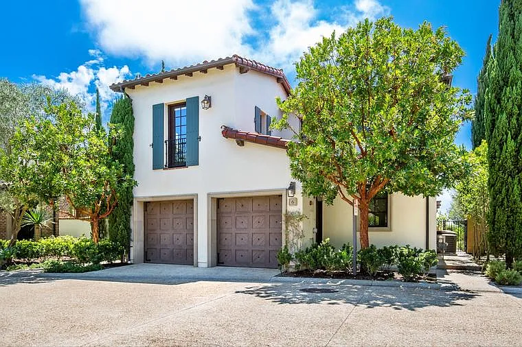 3 bed, 3.5 bath, 2718 sqft, $13,000 — Photo 1