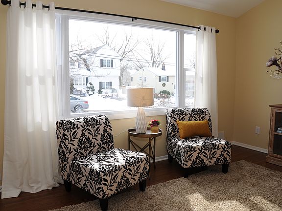 Expansive picture window