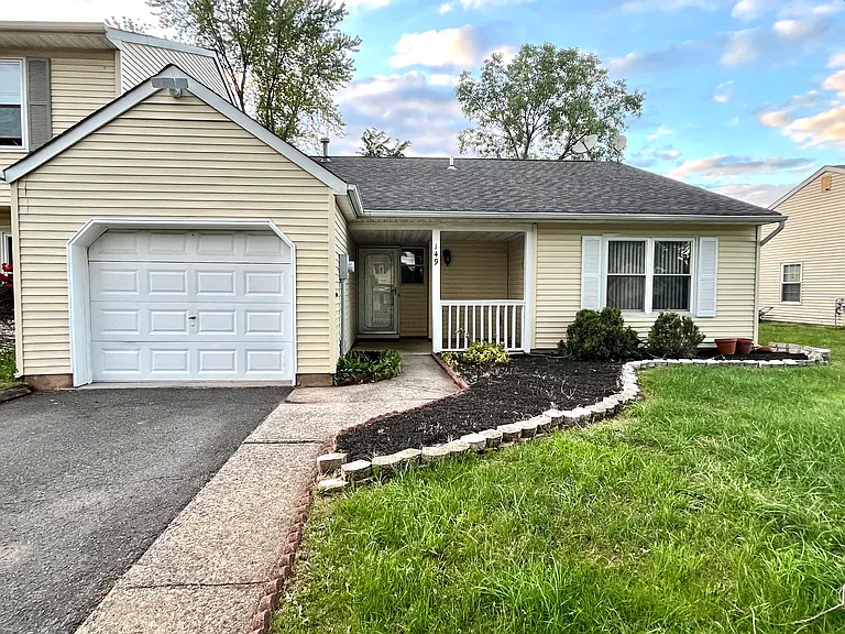 149 Zwolak Ct — Photo 2