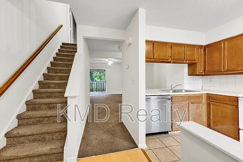 3 bed, 2.0 bath, 1242 sqft, $1,525 — Photo 3