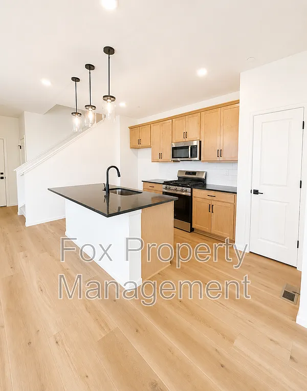 3 bed, 3.0 bath, 1469 sqft, $2,800 — Photo 1