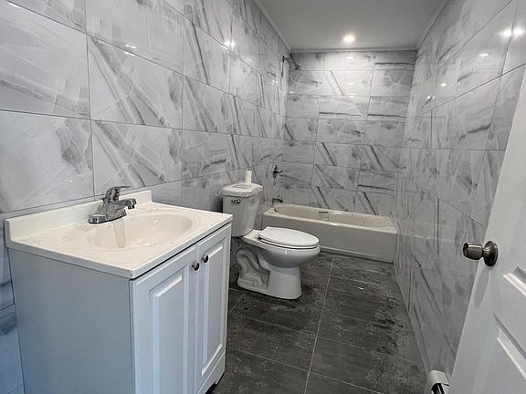 3rd image of 11446 Farmers Blvd #2