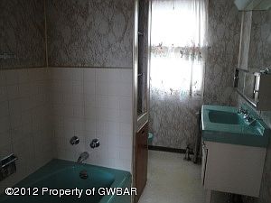 Full bath - 2nd floor