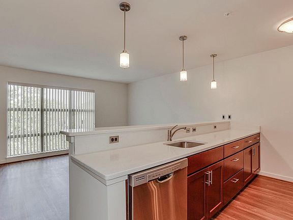 3rd image of 905 N Jackson St APT 401
