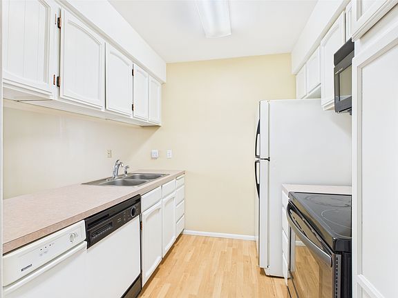 5th image of 114 Hickory Dr #1