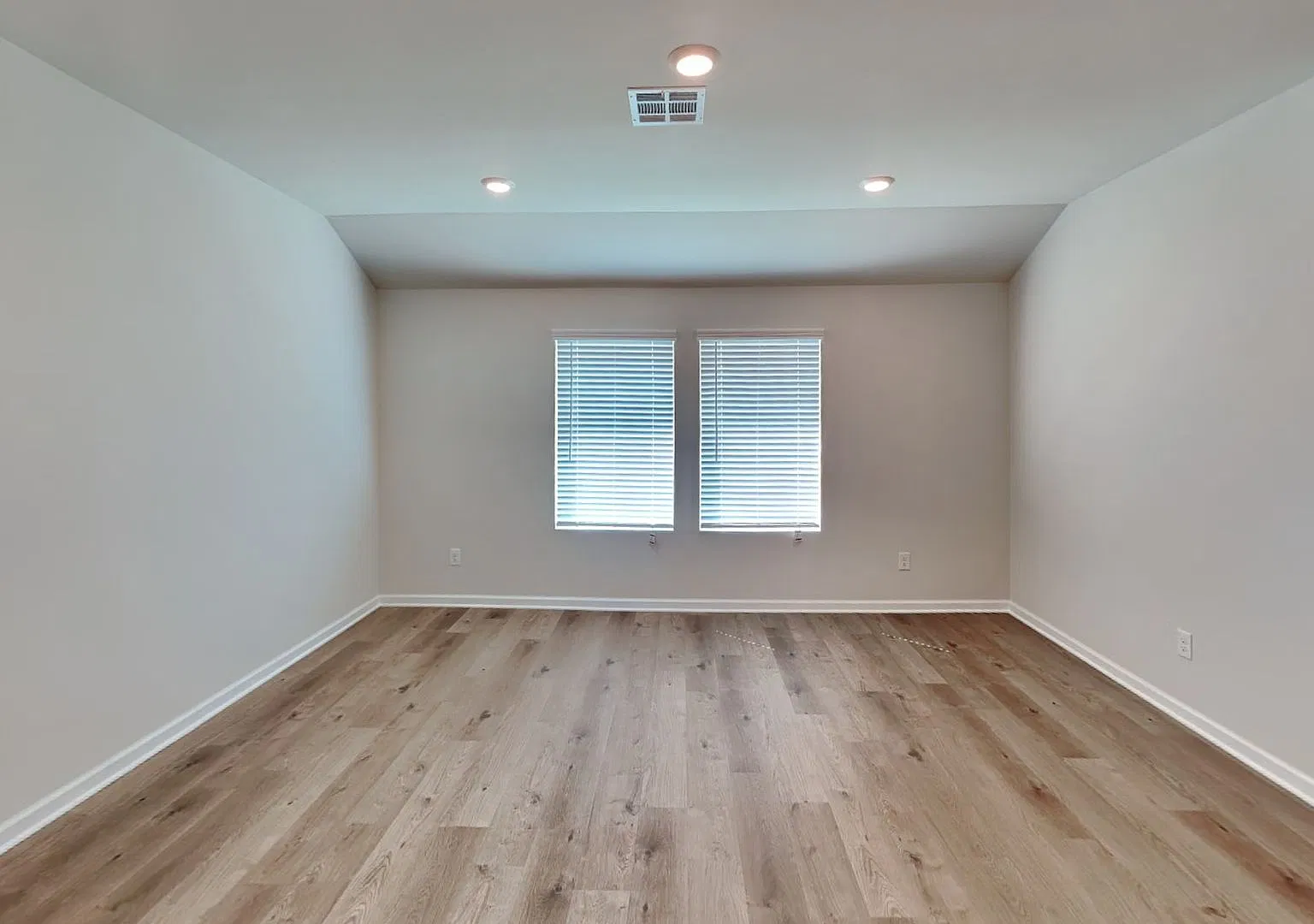 Very Nice 4 Bedroom 2 Bath Home in Yukon Schools — Photo 4