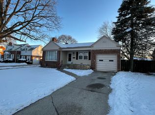 2231 Hawthorne Rd, Grosse Pointe Woods, MI 48236