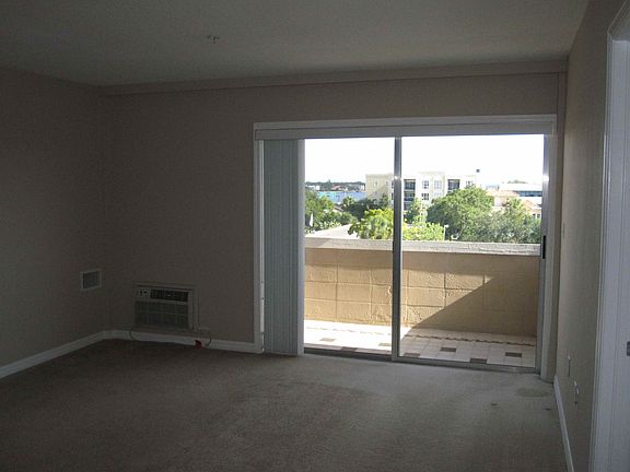 Living Room/Balcony