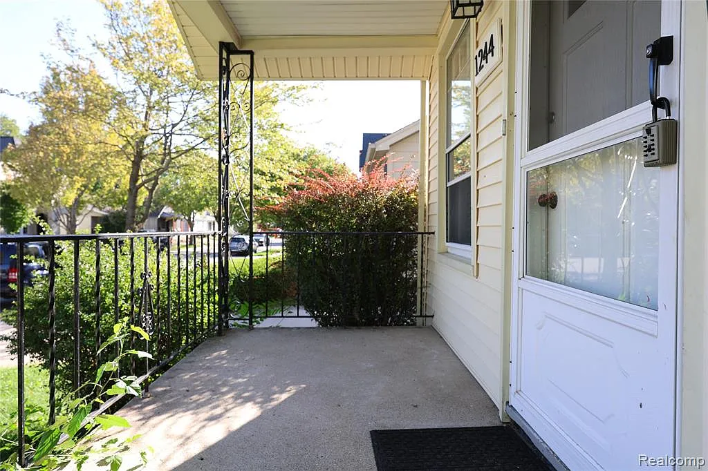 2 bed, 1.0 bath, 708 sqft, $1,800 — Photo 4