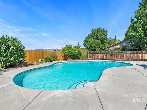 2nd image of 3864 N Sawgrass Pl