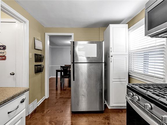 3rd image of 562 Moore Ave