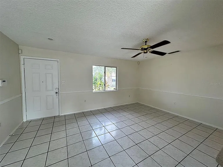 390 Kenova St — Photo 7