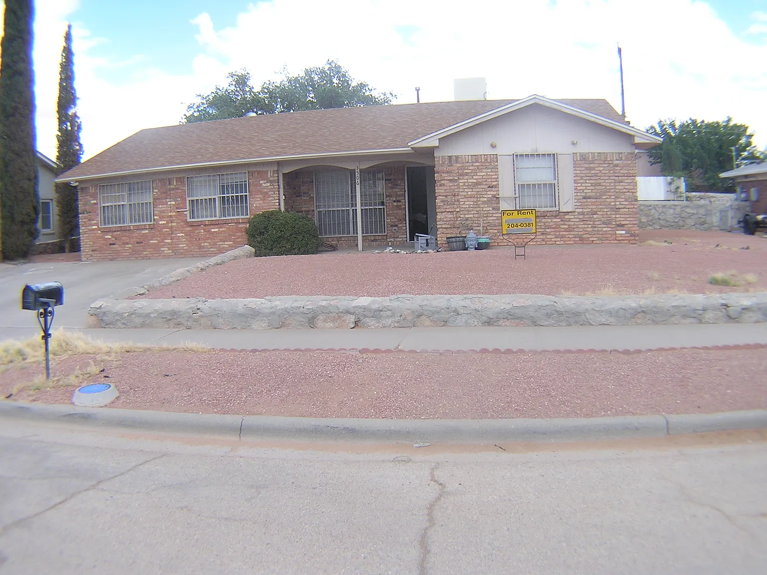 3 bed, 2000 sqft, $1,650 — Photo 1