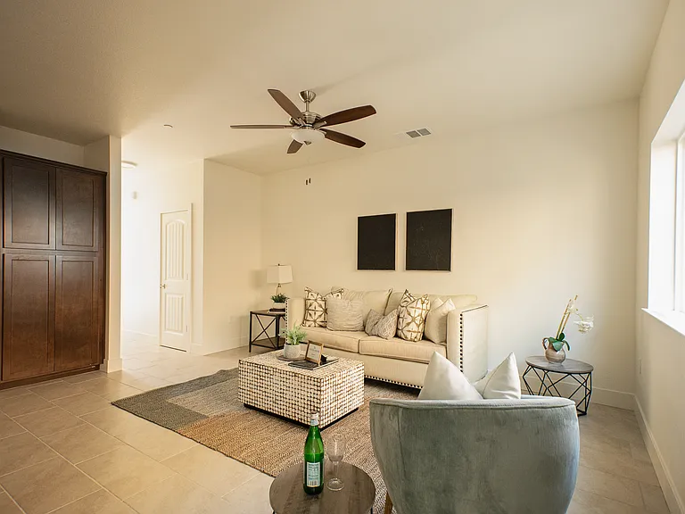 906 N Olive Ave — Photo 2
