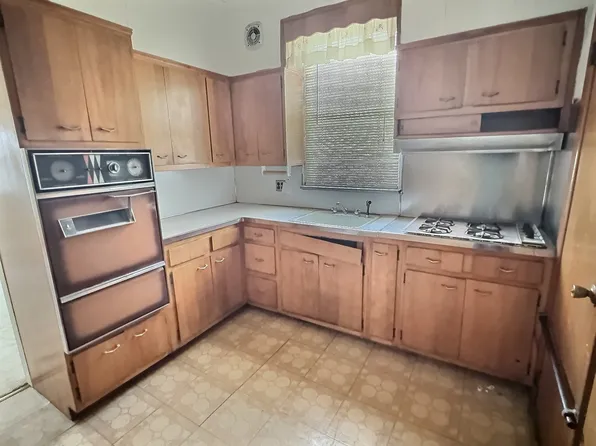 27-18 Collier Avenue image 4 of 7