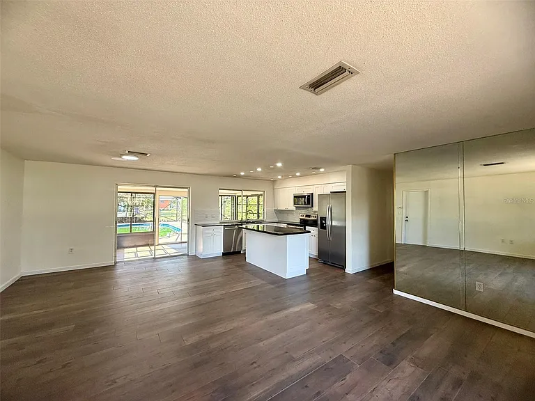 131 Sparrow Ave — Photo 5
