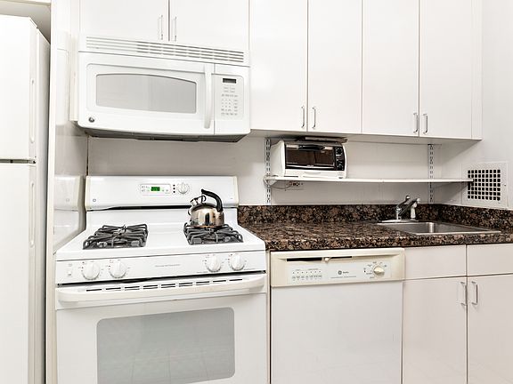 5th image of 200 Central Park S APT 12F